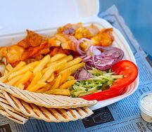 Гирос из курицы на тарелке