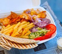 Гирос из свинины на тарелке