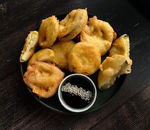 Овощи в кляре с соусом тонкацу