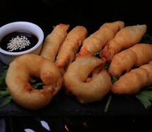 Морепродукты в кляре с соусом тонкацу