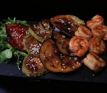 Креветки в медово-имбирном соусе с овощами фри