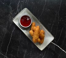 Сырные палочки с клюквенным соусом