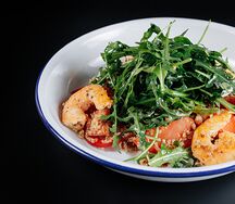 Салат с креветками и киноа