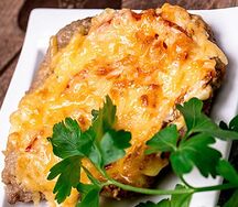 Свинина, запеченная под сыром