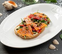 Брускетта с лососем и каперсами