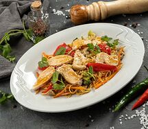 Лапша в азиатском стиле с курицей