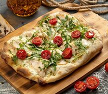 Римская пицца с цыплёнком и песто