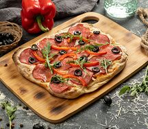 Римская пицца с салями и сладким перцем