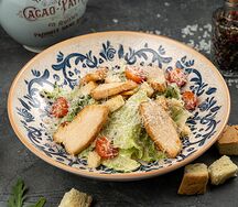 Салат Цезарь с куриной грудкой