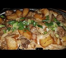 Печень говяжья тушеная в сливочном соусе с картофелем и луком
