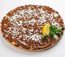 Лахмаджун с мясом и сыром
