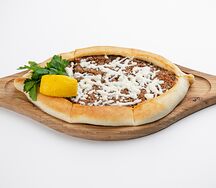 Пиде с мясом и сыром