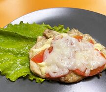 Куриная отбивная под помидорами и сыром