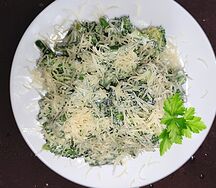 Брокколи с фасолью под сливочным соусом и пармезаном