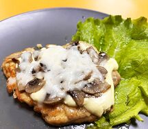 Куриная отбивная под грибами и сыром