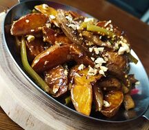 Язык говяжий с картофелем по-деревенски
