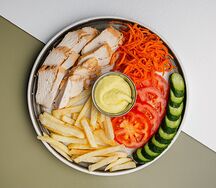 Шаурма на тарелке с курицей