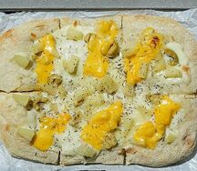 Пицца с ананасами и оливками
