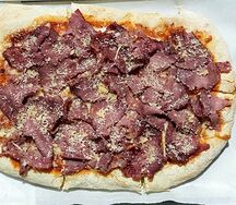 Пицца с копченой говядиной