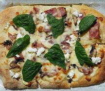 Пицца с беконом и шпинатом