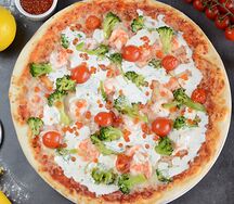 Пицца с креветками и икорным соусом