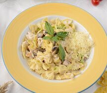 Спагетти с куриной грудкой и шампиньонами