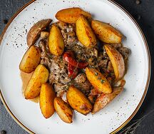 Нежное куриное филе с печеным картофелем