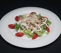 Салат Цезарь с курицей
