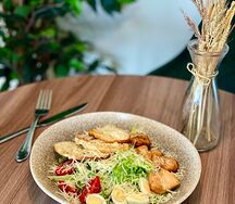 Салат цезарь с курицей
