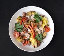 Тёплый салат с сердечками в ореховом соусе