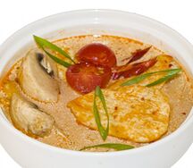 Том ям с креветкой и курицей