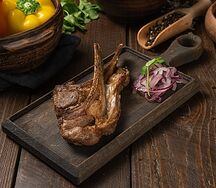 Каре ягненка на мангале