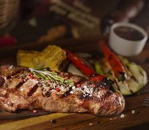 Стейк Стриплойн с овощами на гриле