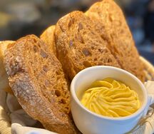 Хлебная корзина с маслом