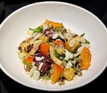 Салат с хурмой, жареным Камамбером и киноа