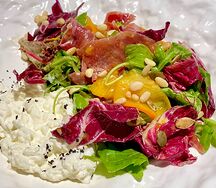 Салат с хамоном, хурмой и сыром страчателла