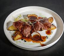 Медальоны из молодой говядины с картофелем и соусом
