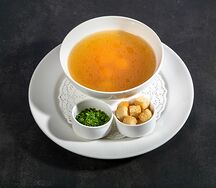 Куриный бульон с перепелиным яйцом 