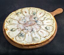 Пицца с голубым сыром и сочной грушей