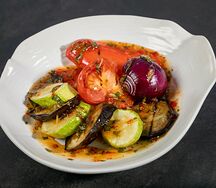 Овощи на гриле с соусом