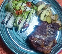 Стейк из свинины с картофелем бейби