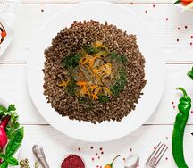 Гуляш с гарниром из гречки