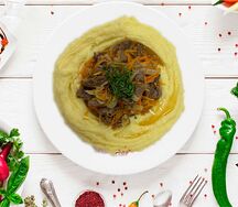 Гуляш с гарниром из картофельного пюре