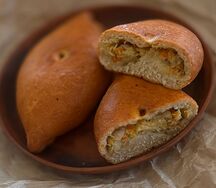 Пирожок с белой рыбой и овощами 