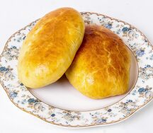 Пирожок с луком и яйцом
