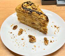 Торт Медовый с грецкими орехами и добавлением сгущенного молока