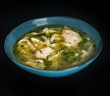 Домашний куриный суп с лапшой