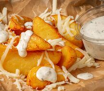 Картофельные дольки с сыром и легким соусом