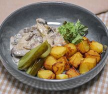 Бефстроганов с картофелем