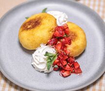 Сырники с кремом и ягодной сальсой
